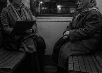 Аня, урони ручку и уходи», — шепнула странная старушка в пустой электричке.