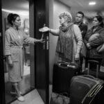 Мы уже приехали, открывай!» — потребовала родня мужа. «Приехать и быть приглашёнными