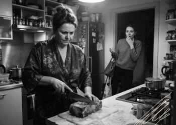 — Явилась наконец, — хмыкнула свекровь. В тот же час я отобрала ключи и выставила ее на лестничную клетку