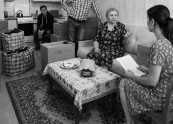 Тебе и двушки хватит, собирай вещи, — заявила свекровь, не зная, что я работаю нотариусом