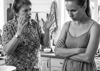 На лето берём ещё двоих, тебе что, тарелок жалко? — командовала свекровь.