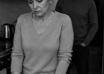 Жена застала его с другой и не сказала ни слова — он ждал скандала и сходил с ума от этой тишины…