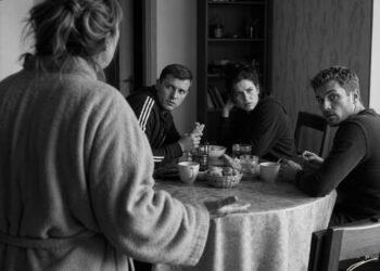 А вы вообще кто такие и почему хозяйничаете в моей квартире? — опешила женщина,