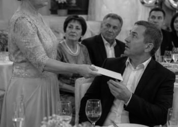 Тебя разнесло в двери боком входить будешь – говорил муж. Вместо операции мне