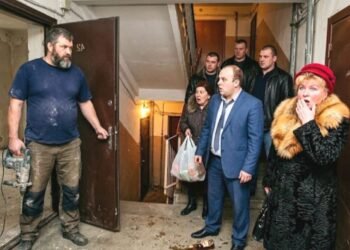 Праздновать будем у тебя, ты обязана накрыть стол!